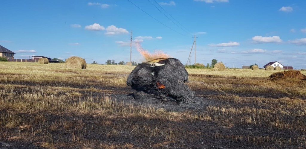 В Гагаринском районе полыхало сено в рулонах