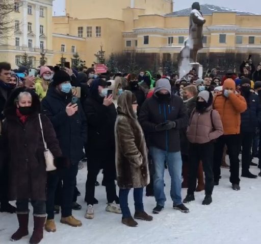 В Смоленске проходит несанкционированный митинг в поддержку Навального