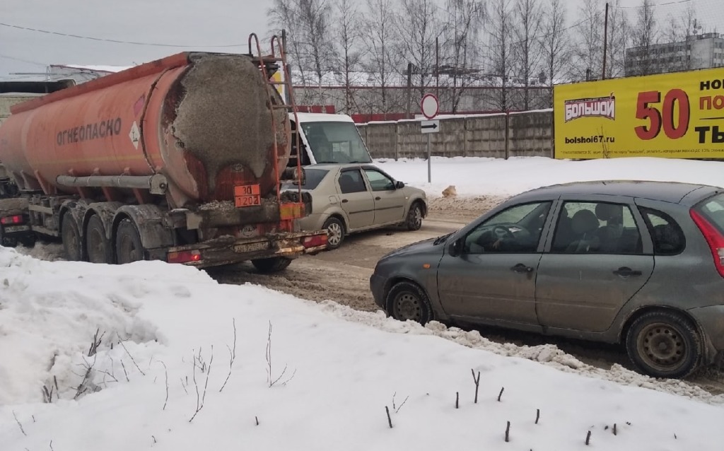 В Смоленске маршрутчик врезался в легковушку на встречке