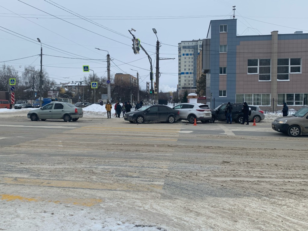 Массовая авария в Смоленске спровоцировала пробку