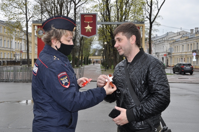 В Смоленске провели праздничную акцию «Спасибо за мирное небо!»