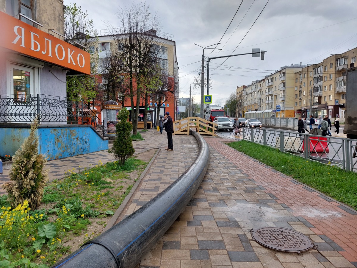 В трубе ли дело? Провал на улице Николаева оказался в центре обсуждения