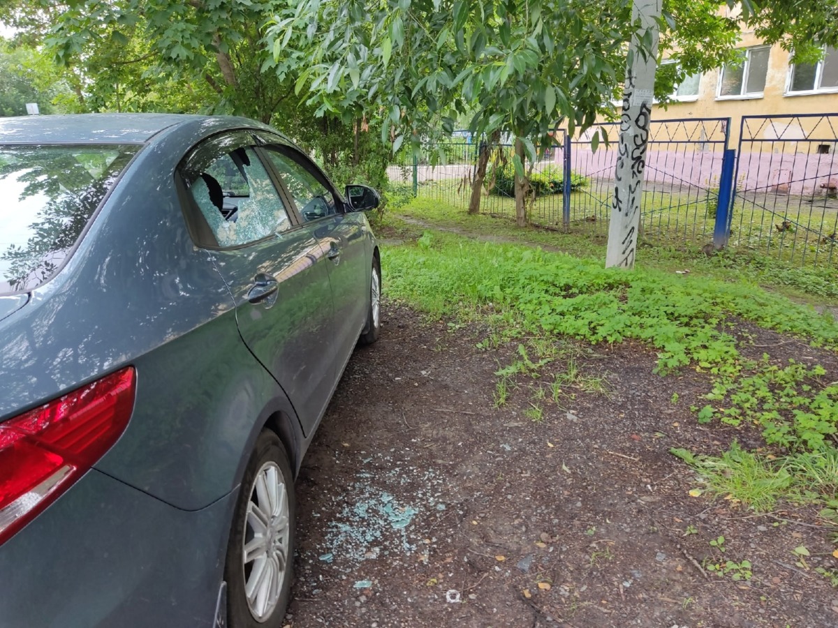 В Смоленске неизвестные разбили стекло у припаркованной возле детсада машины