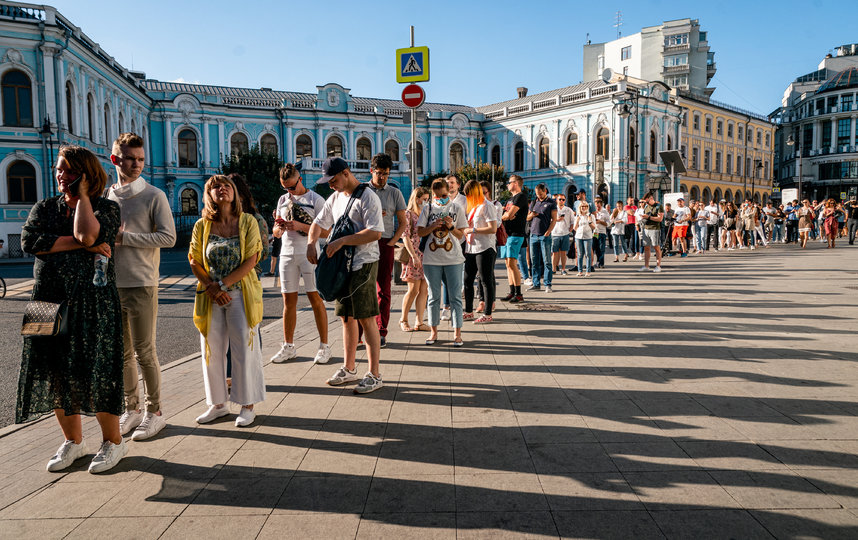 В Москве у здания посольства Белоруссии собрались сотни человек