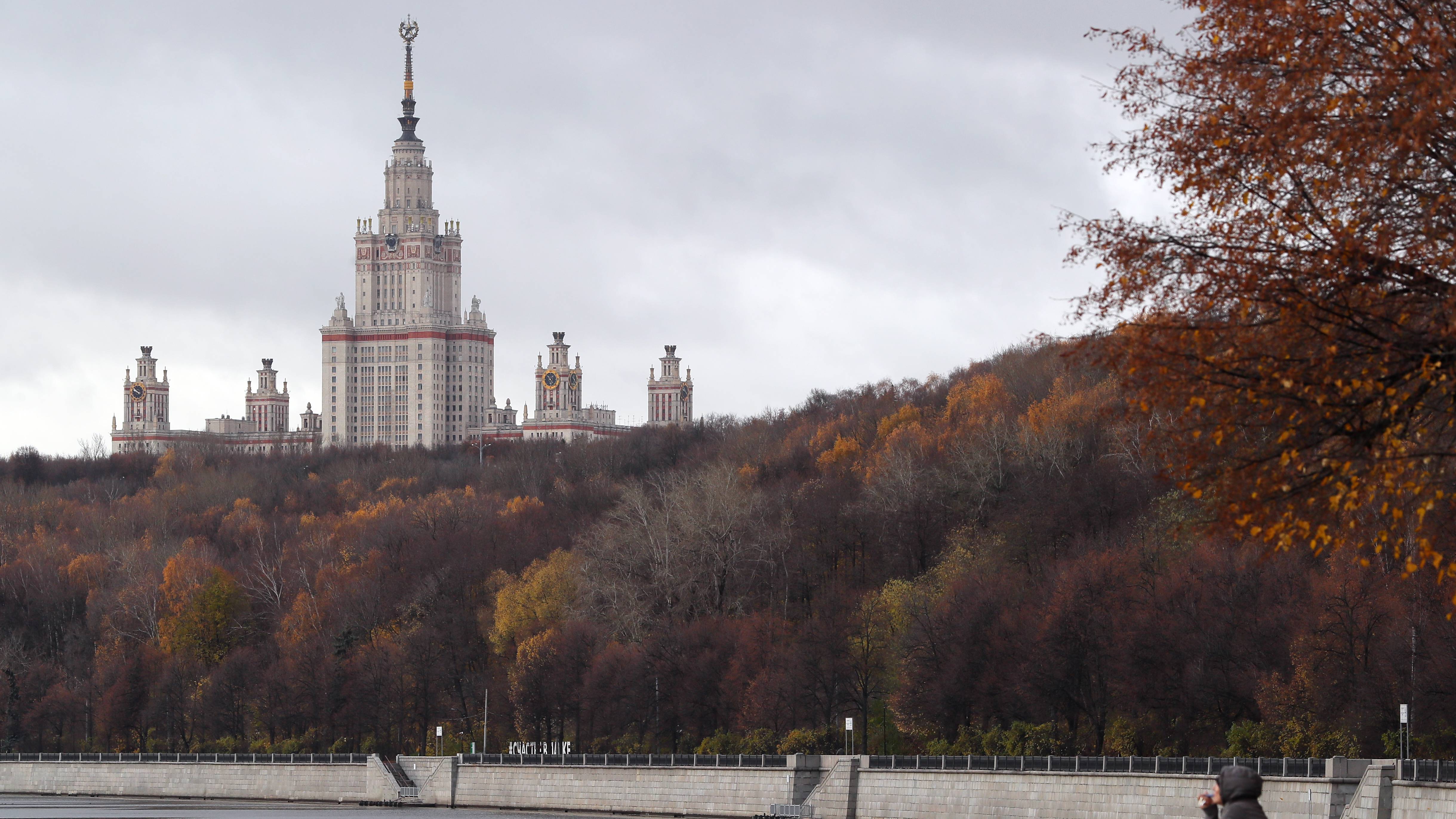 Минобрнауки перевело вузы Москвы и Петербурга на дистанционное обучение