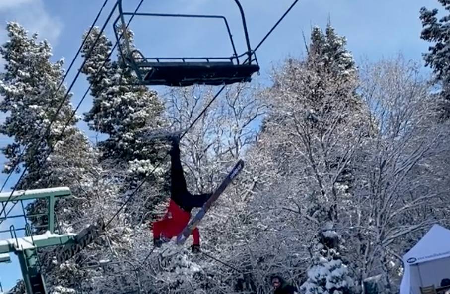 Лыжник упал с подъёмника, но даже подложенный мат его не спас — вирусное видео