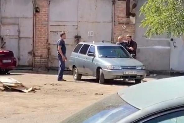 Угрожавший взорвать гранату житель Полтавы взял в заложники полицейского