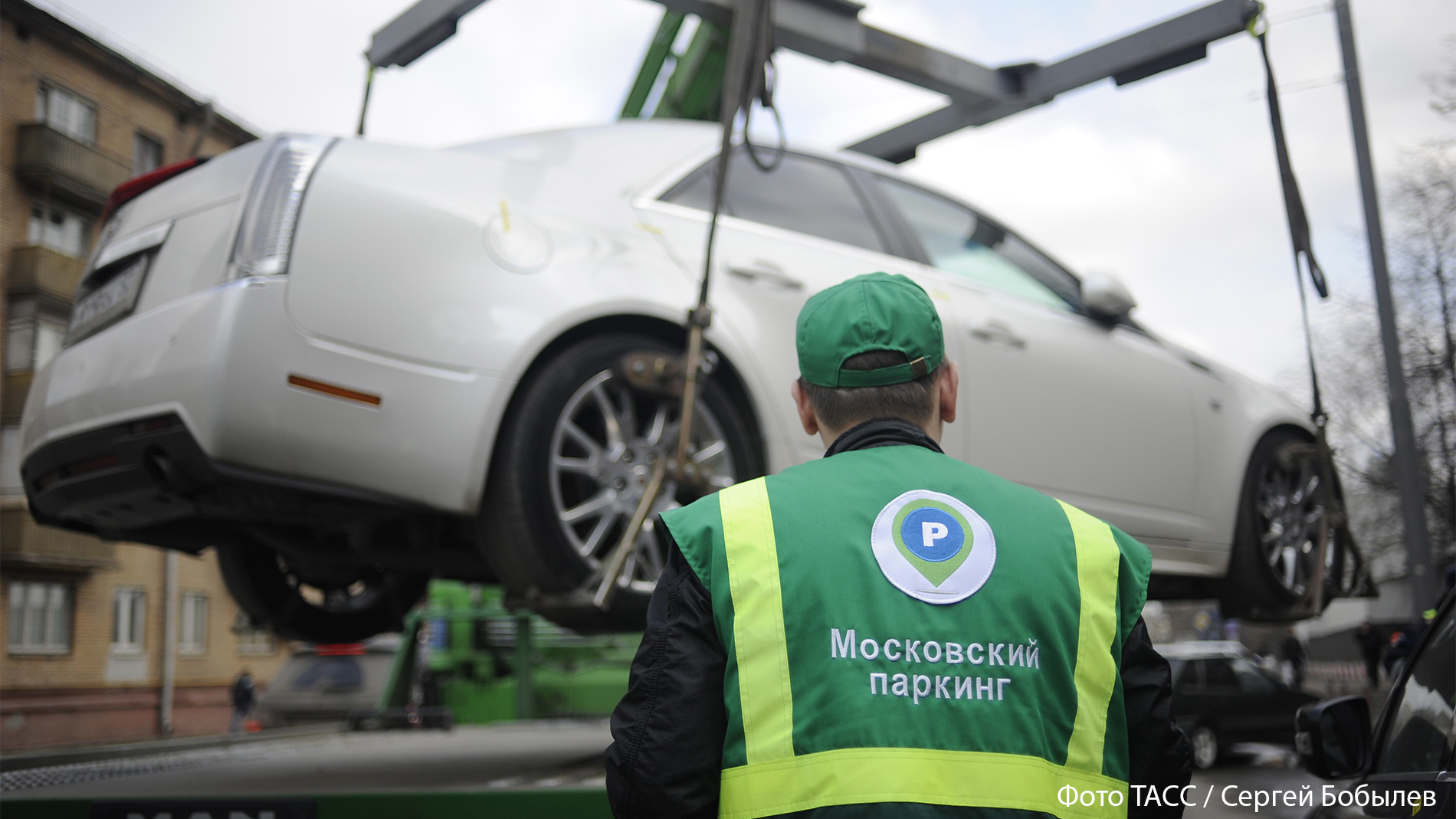 Брошенные Rolls-Royce и Tesla: кто забыл на столичных штрафстоянках роскошные авто