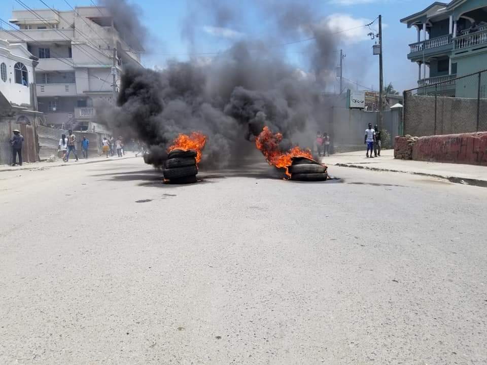 На Гаити протестующие устроили беспорядки во время прощания с убитым президентом Моизом