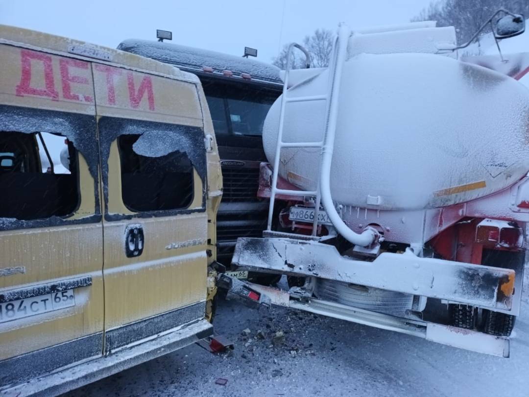 Школьный автобус попал в ДТП с участием двух бензовозов на Сахалине