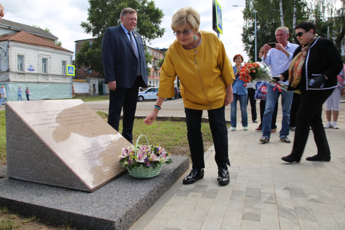 У любимой стрелки Андрея Дементьева в Твери установлен закладной камень