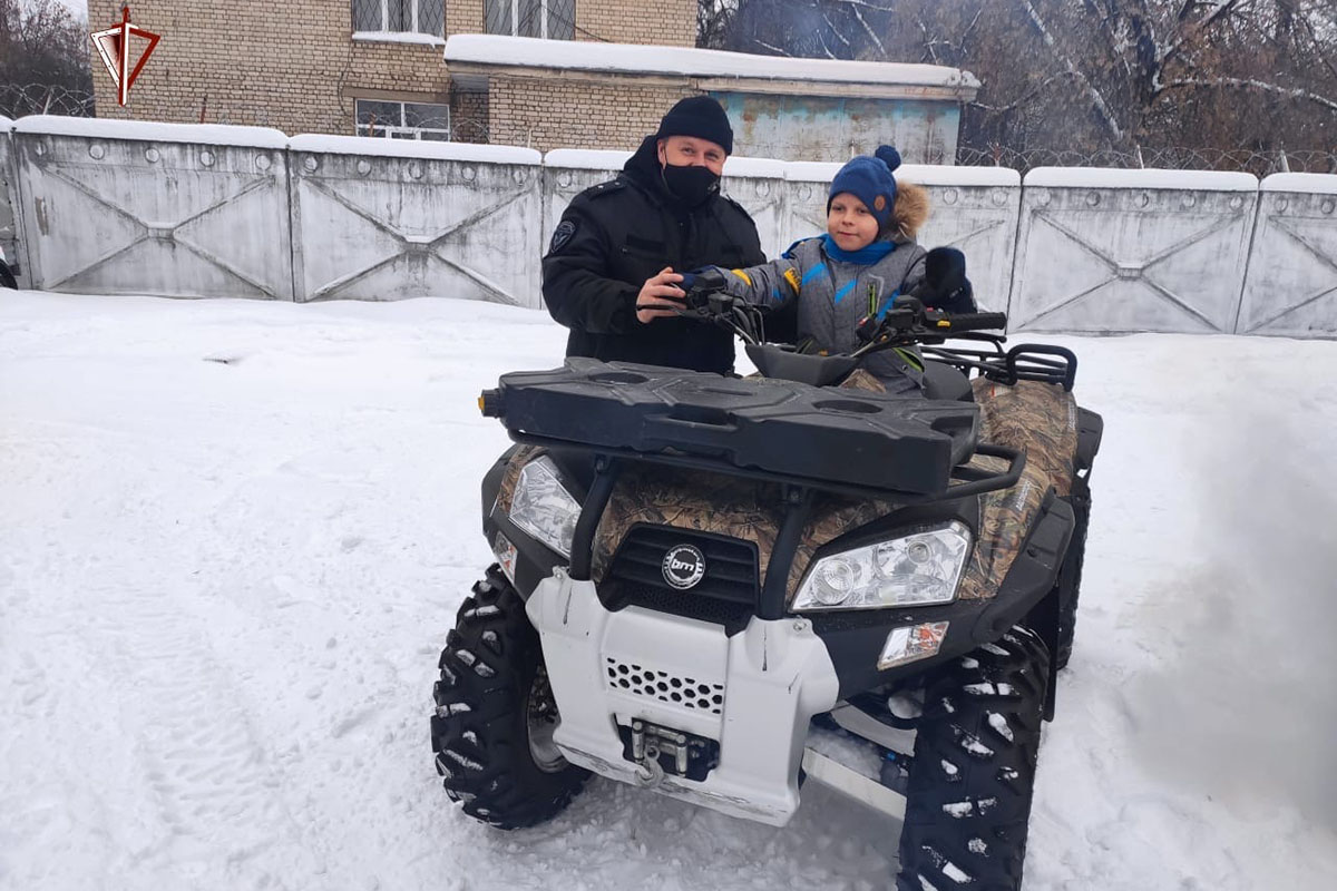 Тверские росгвардейцы исполнили новогоднее желание особенного ребенка