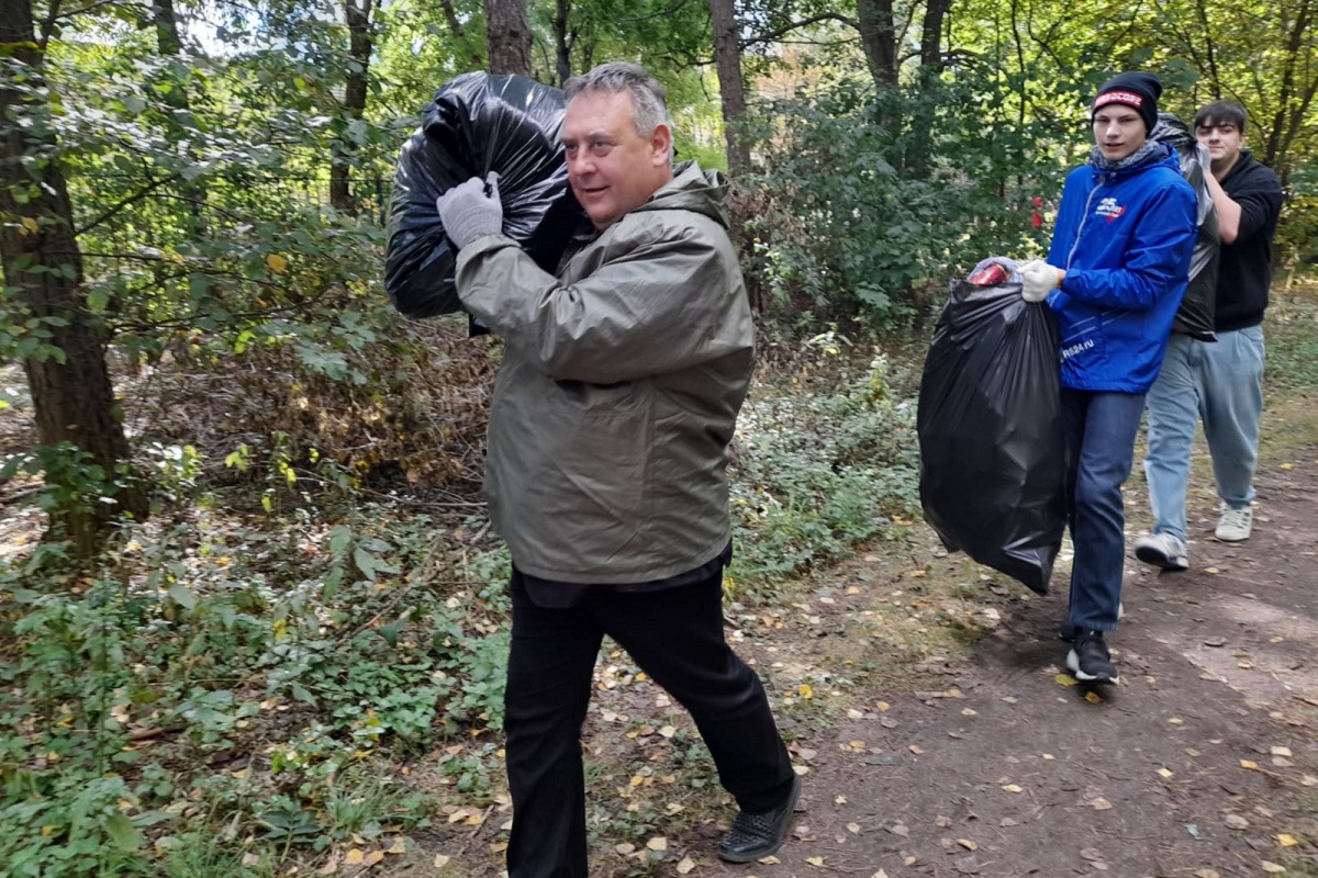 В Твери прошел субботник на территории поликлиники №1 городской больницы №6