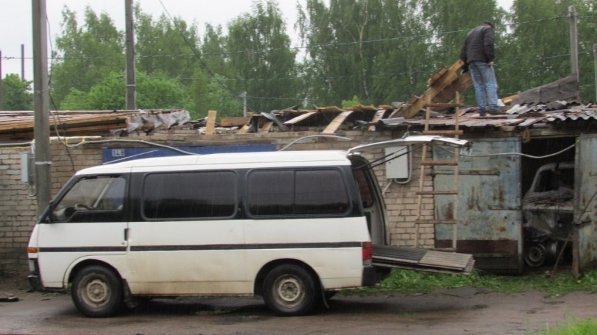 Смерч повредил десятки строений в Псковской области