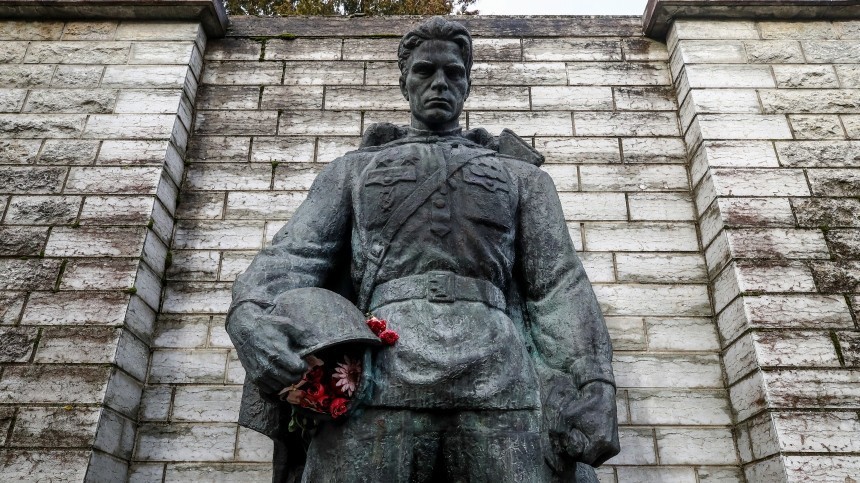 Под Нарвой рядом с могилами советских солдат открыли мемориал дивизии ваффен СС