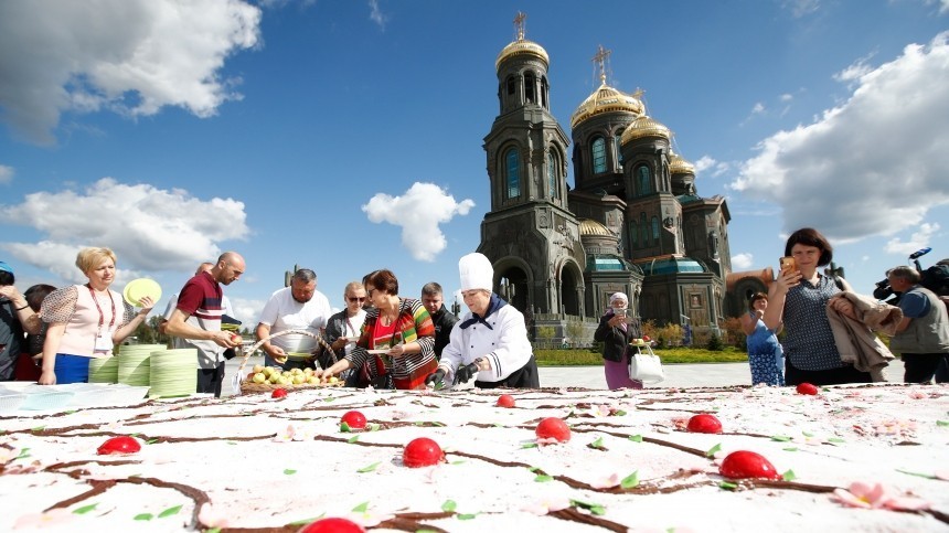 Самую большую в мире шарлотку в честь Яблочного спаса испекли в Подмосковье