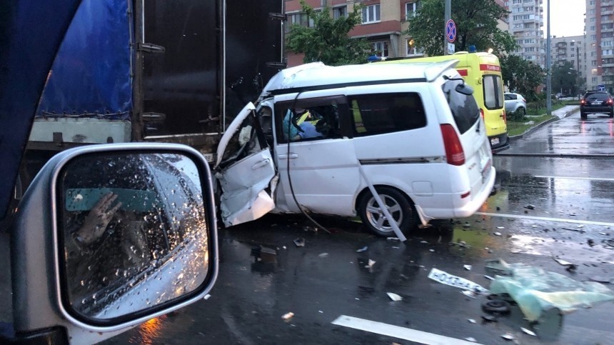 Видео: Сотрудник полиции погиб в ДТП на юге Петербурга