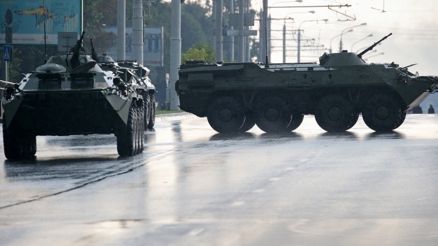 БТР и военную технику стянули к Дворцу независимости в Минске