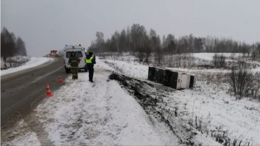 Рейсовый автобус в Кемеровской области перевернулся и улетел в кювет