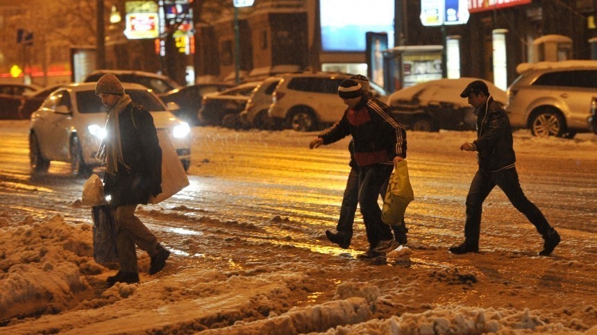 Видео: дороги в Москве превратились в озера и бурлящие реки