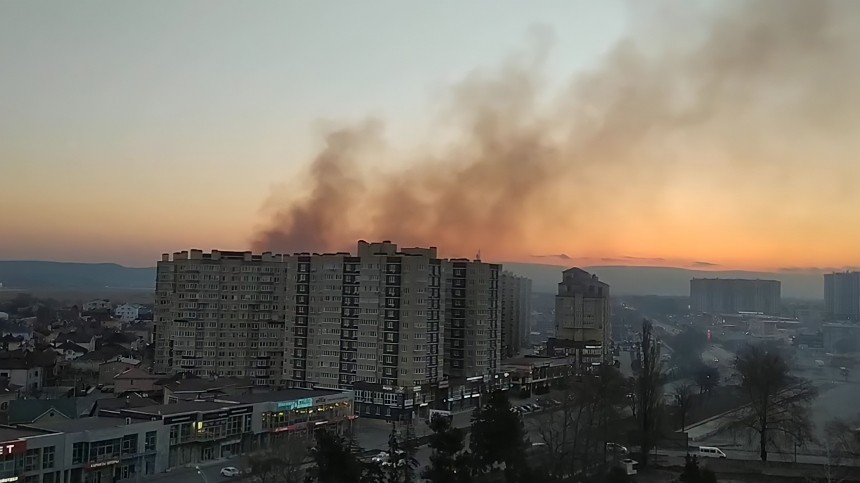 Видео: Жилой многоквартирный дом полыхает в центре Анапы