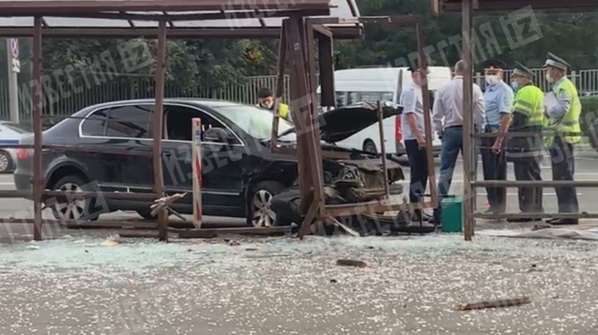 Момент тарана автомобилем остановки в Москве попал на видео