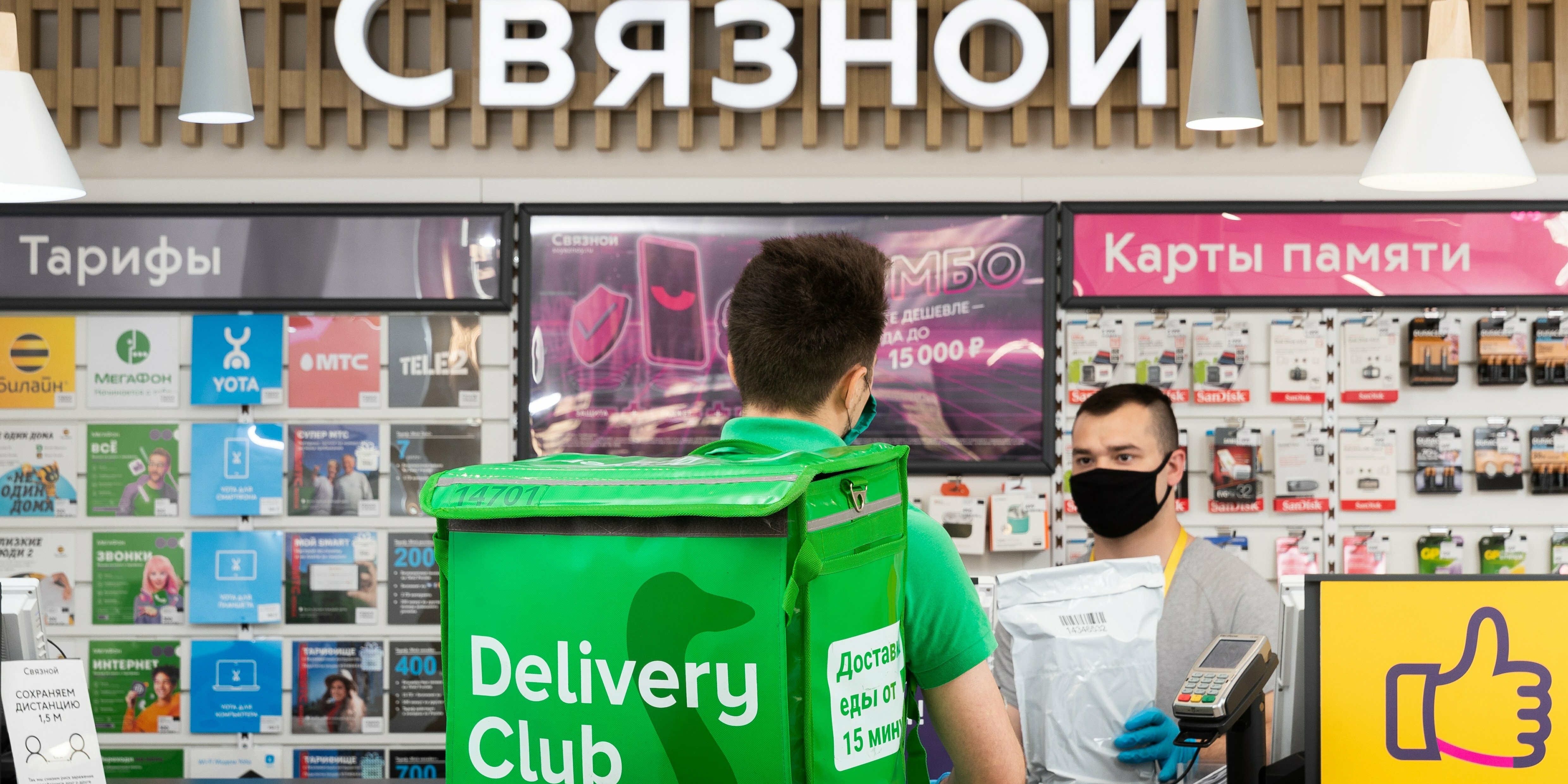 Вместе с бургером привезут смартфон. Delivery Club запустил доставку непродовольственных товаров