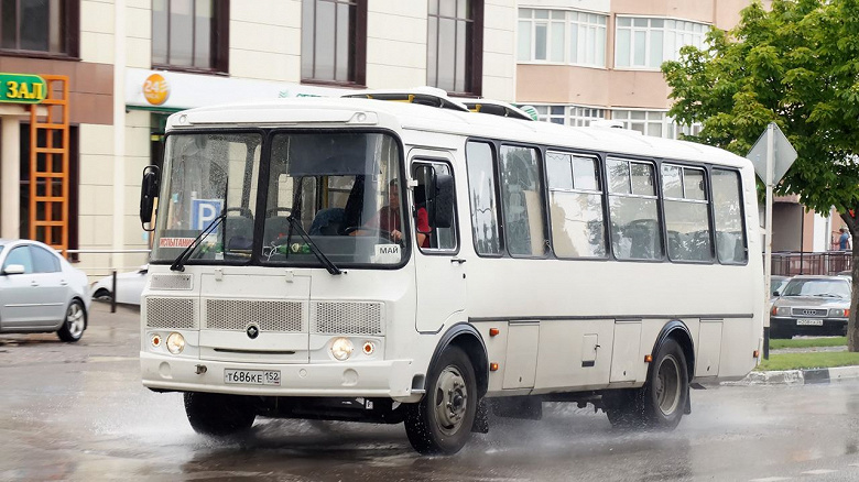 Фары советского образца, упрощённые барабанные тормоза, двигатель и панель приборов. «Антикризисный» ПАЗик уже проходит испытания