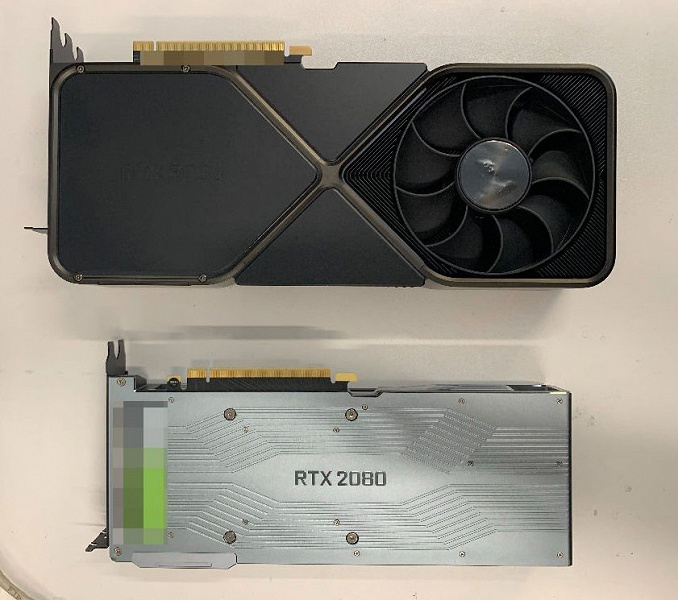 Это GeForce RTX 3090, и она огромна. Рядом с ней RTX 2080 смотрится весьма компактной