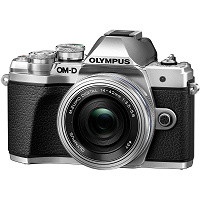 Комплекты из камер Olympus OM-D E-M10 Mark III и двух объективов распродаются меньше чем за полцены