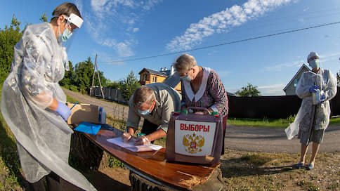 «Кисонька, я все равно ничего не вижу» // Корреспонденты “Ъ” сопровождали переносные ящики для голосования от Арбата до сельских окраин