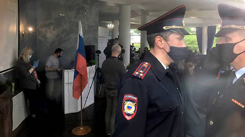 Четыре задержания и одна свадьба // В Новгороде разогнали Всероссийский съезд муниципальных депутатов