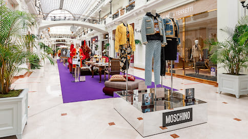 В Петровском Пассаже выставлены вещи из архивных коллекций Moschino