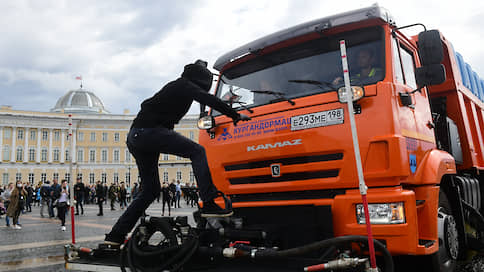 В Петербурге задержали активиста, пытавшегося преградить дорогу технике на Дворцовой площади