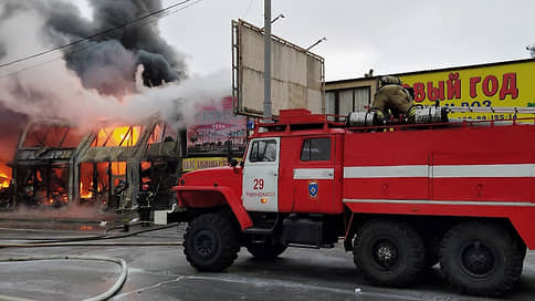 На рынке в Ростове-на-Дону загорелся павильон с пиротехникой