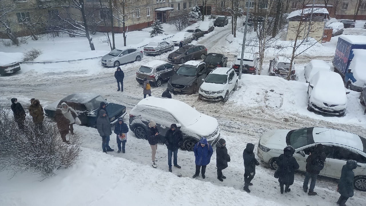 Из-за бездействия Смольного система здравоохранения Петербурга снова перегружена – очереди в больницах тянутся на улицу