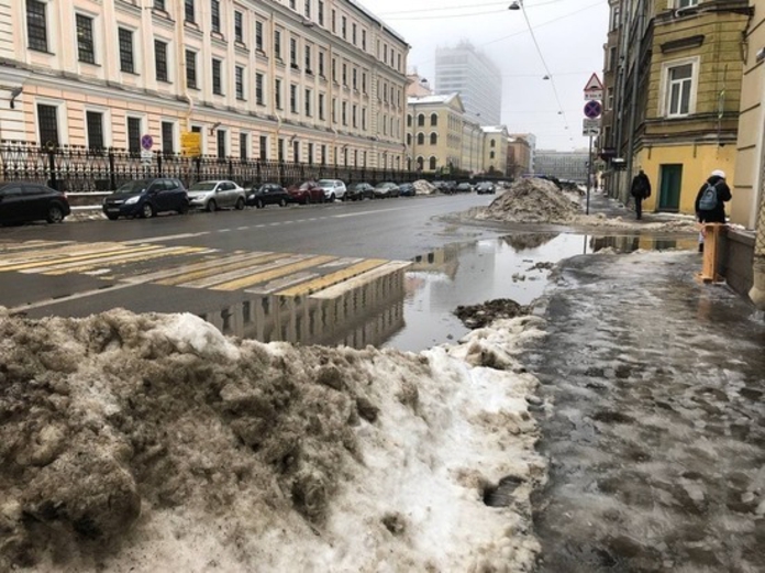 Петербуржцы поступают в больницы с переломами из-за неубранной наледи на тротуарах