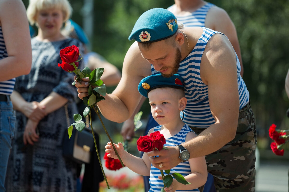 День ВДВ: фонтаны, арбузы и другие традиции празднования