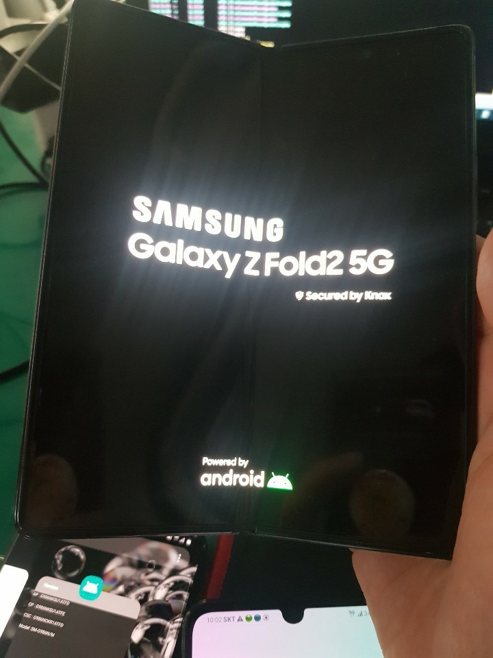 В Сети появилось первое «живое» фото смартфона с гибким экраном Samsung Galaxy Z Fold 2