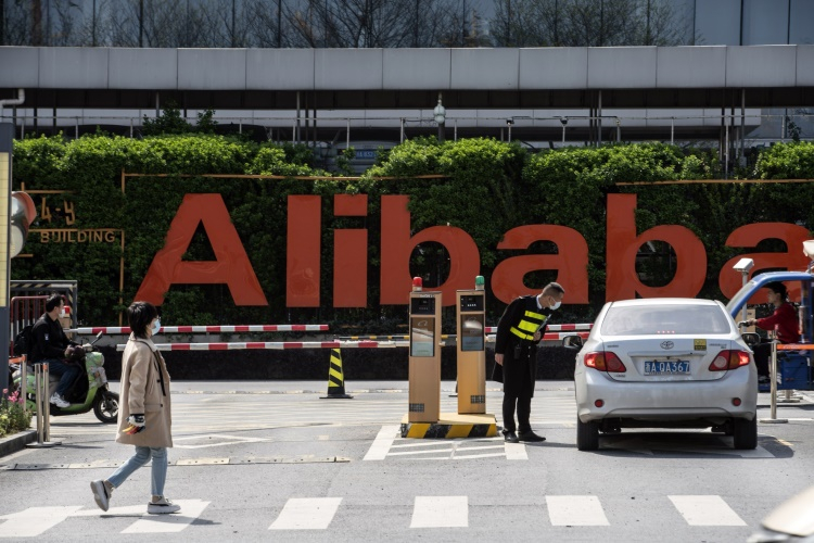 Аналитики снизили прогноз по доходам Alibaba потому, что потребители тратят мало денег