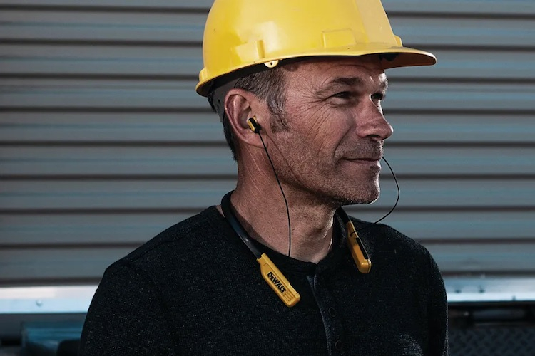 Производитель электроинструмента DeWalt отзывает фирменные Bluetooth-наушники из-за опасности возгорания