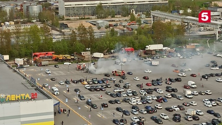 Видео: мужчина спас двух детей из горящей машины на парковке в Петербурге