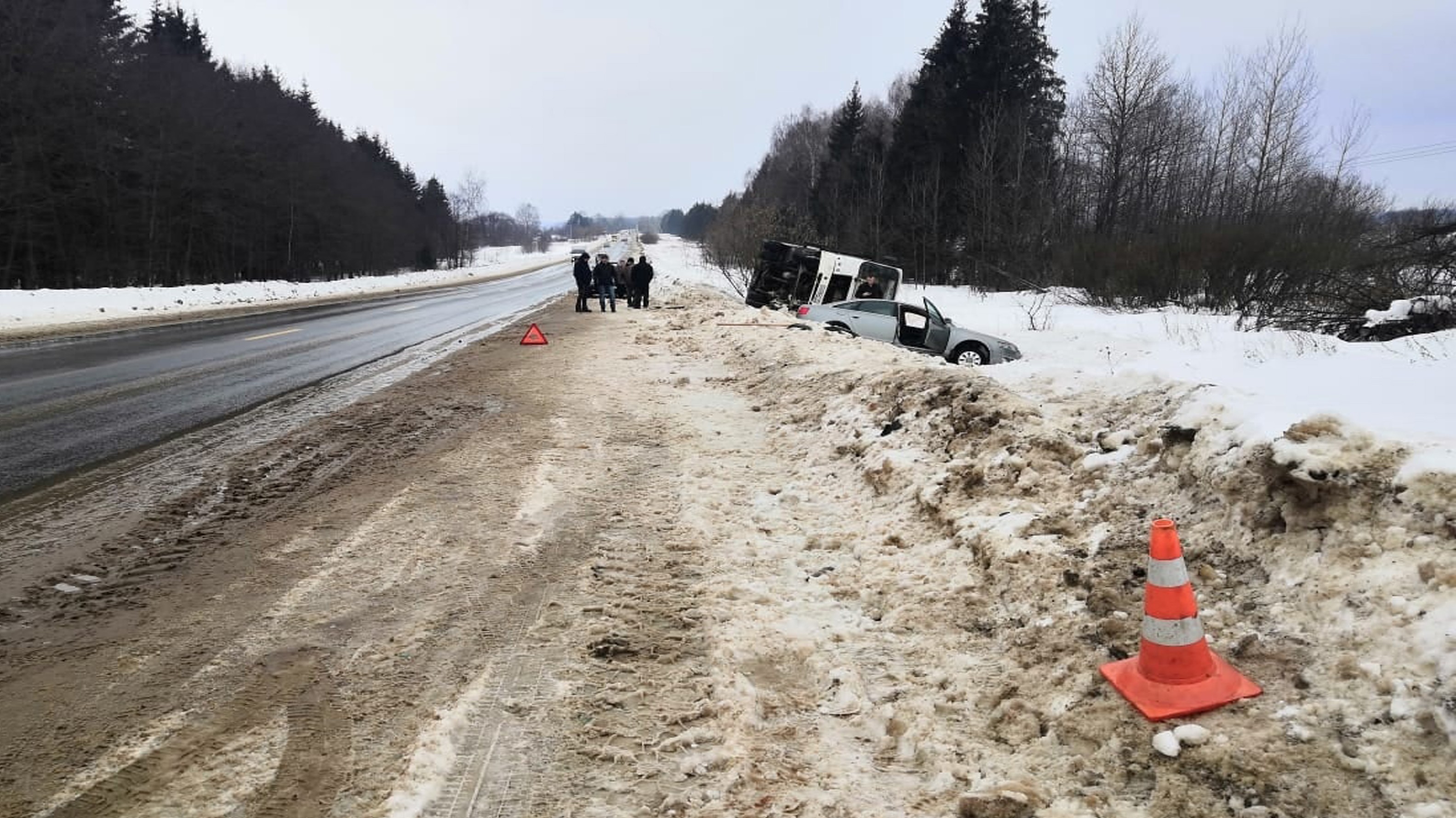 Автобус с 11 пассажирами перевернулся на трассе в Ивановской области