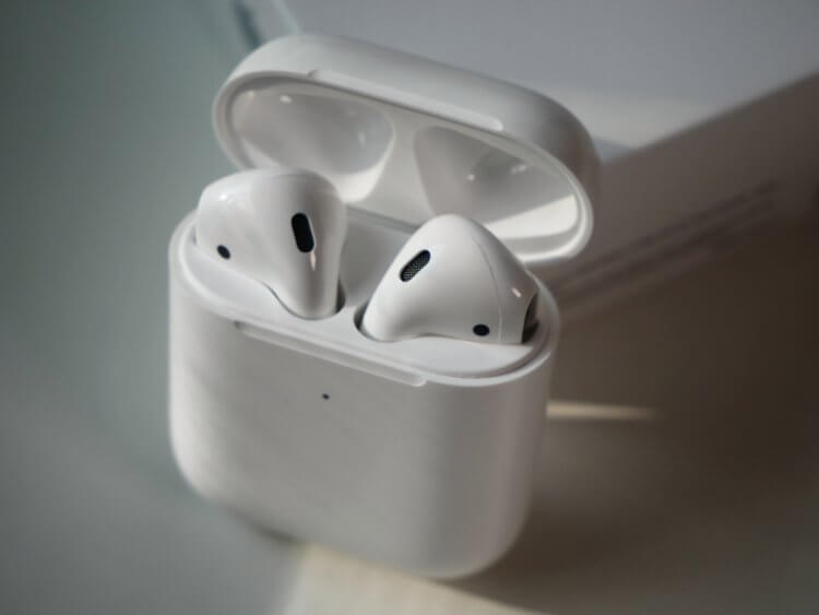 Один AirPods играет тише другого. Что делать