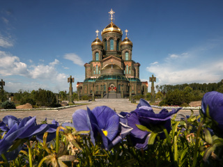 Шойгу принял участие в праздничном молебне в Главном храме ВС России