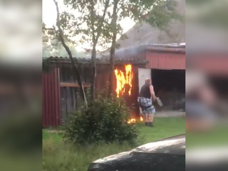 Разъяренный мужчина поругался с соседями и поджег свой гараж. Видео. ЧП