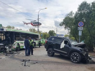 Появилось видео жесткого столкновения автобуса и внедорожника на востоке Москвы