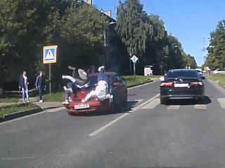 Легковушка сбила трех девочек в Иванове. Видео