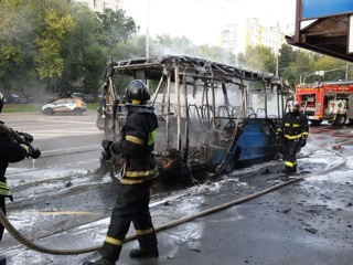 Маршрутка полностью сгорела на северо-востоке Москвы