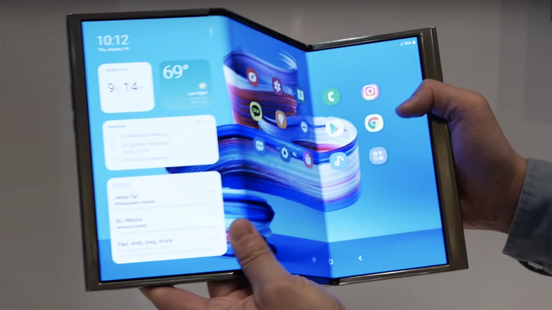 Samsung показала прототип складывающегося втрое планшета